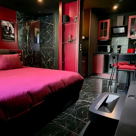 Cinema Prive Centre & King Size Apartment *